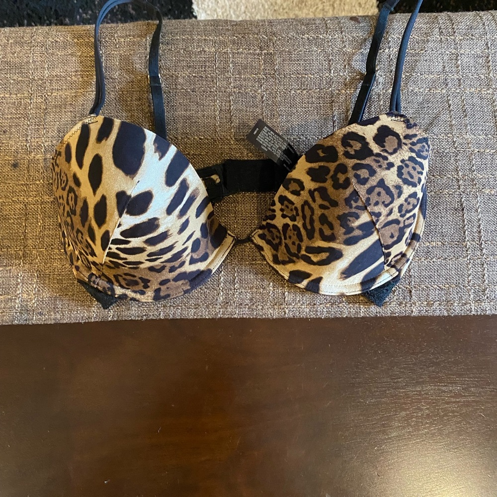 Great condition fits 32 c leopard bra